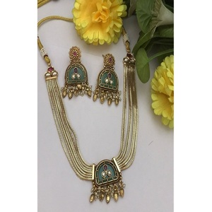 Ensemble collier et boucles d'oreilles classiques plaqués or de qualité supérieure, style antique Polki, pour femmes, idéal pour les fiançailles, les mariages et les occasions spéciales. - Product Image 1