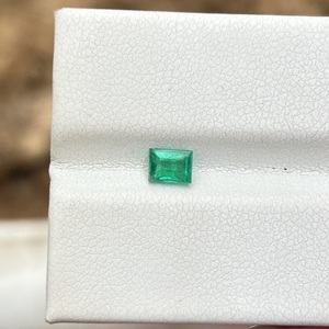 มรกตธรรมชาติจากแซมเบีย 0.41 กะรัต สีเขียวสดใส ทรงสเต็ปคัท พลอยเม็ดเดี่ยว สำหรับทำเครื่องประดับชั้นพรีเมียม - Product Image 1