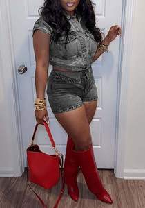 ชุดเดนิมสองชิ้นสำหรับฤดูร้อน ลดราคาพิเศษ ตัดเย็บตามสั่ง ลายเรียบ เสื้อและกางเกงขาสั้น คุณภาพสูงสำหรับผู้หญิง - Product Image 4