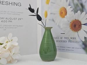 แจกันดอกไม้เซรามิกดีไซน์โค้งมน เรียบหรู พร้อมเคลือบสีเขียวเข้ม เหมาะสำหรับตกแต่งบ้านและจัดวางเป็นของประดับกลางโต๊ะ - Product Image 4