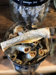 หนังปลาอบแห้งพรีเมียม ขายส่งจำนวนมาก ขนมสุนัข / หนังปลาบาซาและปลาแซลมอนอบแห้ง รูปทรงลูกเต๋ากรุบกรอบและเกลียว - Product Image 3