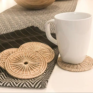 Elegantes posavasos de ratán diseñados para aportar un toque estético a los arreglos de mesa y al mismo tiempo proteger las superficies de madera. - Product Image 1