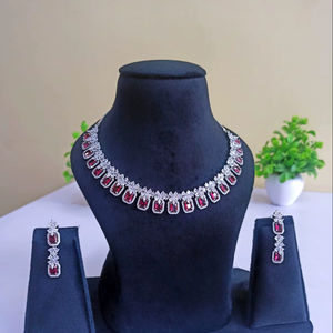 Conjunto de Joyería de Cristal Rojo Plateado de Diseño – Collar y Pendientes de Lujo para Novia para Ceremonia de Boda - Product Image 1