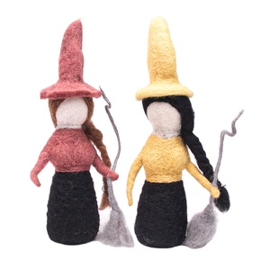 Ensemble de 2 poupées sorcières en feutre de laine faites à la main avec balai – Mini figurines d'Halloween en feutre aiguilleté, décoration d'intérieur, cadeau - Product Image 6