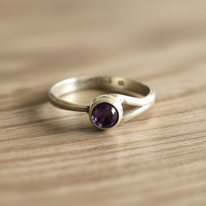 Bague délicate en améthyste 1,9 gramme, élégant accessoire de montre - Product Image 3