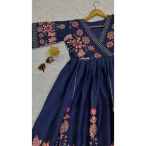 Top de Satén con Diseño en A, Estampado Floral Hecho a Mano, Hermoso Trabajo Digital, Cintura Imperio - Product Image 3