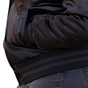 Chaqueta Bomber Negra Sigma Gamma Rho para Mujer, con Cierre, Estilo Casual Urbano, Corte Premium - Product Image 6