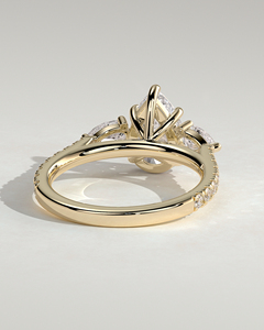 Anillo de compromiso de lujo hecho a medida con diamante solitario de corte pera cultivado en laboratorio de oro puro de 14k y 18k con diamantes engastados en pavé. - Product Image 4
