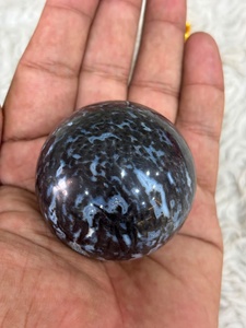 Esfera de gabbro índigo con tonos gris azulado oscuro, patrones minerales marrones, forma redonda pulida y características geológicas distintivas. - Product Image 2