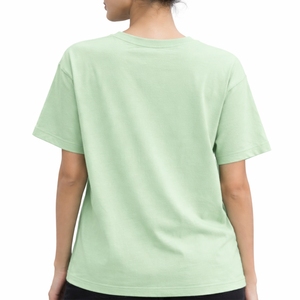 เสื้อยืดผู้หญิงสีพื้น คอวี แขนสั้น เนื้อผ้านุ่ม สวมใส่สบาย น้ำหนักเบา ดีไซน์เรียบง่าย เสื้อยืดฤดูร้อนสำหรับผู้หญิง - Product Image 2