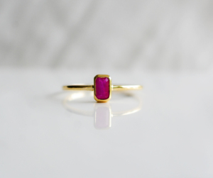 Anillo Apilable Minimalista de Oro Sólido Amarillo de 14K con Rubí Natural Corte Esmeralda y Gema de Rubí Solitaria - Product Image 1
