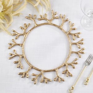Assiette de présentation moderne en aluminium moulé, motif branche dorée et corail, pour hôtels haut de gamme et banquets de fin d'année - Product Image 2
