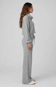 Ensemble de survêtement 2-en-1 en polyester pour femme, imprimé par transfert thermique, coloris bordeaux et blanc, col roulé zippé, manches longues, coupe ample et sportive - Product Image 3