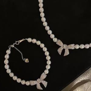 Conjunto de Collar y Pulsera de Perlas de Agua Dulce Naturales de 6-7 mm con Lazo de Mariposa a Juego con la Marca, Estilo Bombilla Pequeña AK - Product Image 4