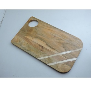 เขียงไม้ดีไซน์พิเศษสำหรับหั่นอาหาร ผัก ชีส สีไม้ธรรมชาติ ใช้กับเครื่องล้างจานได้ เหมาะสำหรับใช้ในครัวและโรงแรม - Product Image 1