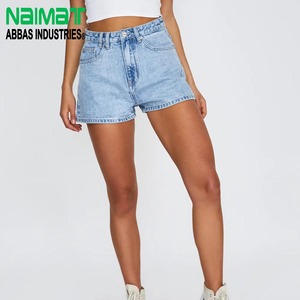 กางเกงยีนส์ขาสั้นเอวสูงสีฟ้าอ่อนสำหรับผู้หญิง มีกระเป๋าห้าช่อง ขอบเย็บเรียบร้อย ทรงหลวม ผ้าฝ้ายนุ่ม สไตล์ลำลองสำหรับฤดูร้อน - Product Image 1
