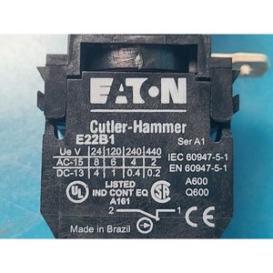 Bloc de contact à bouton-poussoir Eaton E22B1, utilisé comme pièce détachée pour équipement semi-conducteur d'époque - Product Image 1