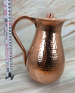 Jarra de agua de cobre estilo martillado con asa de latón, jarra tradicional inspirada en la Ayurveda para uso en hoteles, hogares y comedores. - Product Image 6