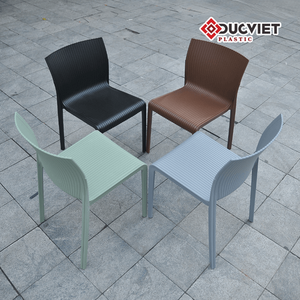Chaise en plastique moulé ondulé de couleur beige - Une chaise de salle à manger adaptée à une salle à manger moderne et élégante - Product Image 2