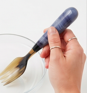 Juego de cuchara y tenedor con mango azul marmoleado, cabeza de cuerno, pulido natural, diseño minimalista para cenas, fiestas y ensaladas. - Product Image 3
