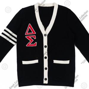 Cárdigan de punto negro con bordado jacquard personalizado para mujer de la hermandad DST, letras griegas Delta rojas, cuello en V, estilo preppy, ribete varsity. - Product Image 3