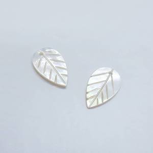 Boucles d'oreilles en forme de feuille sculptées à la main, bijoux artisanaux naturels, taille 7,3 cm, thème nature, faits à la main - Product Image 1
