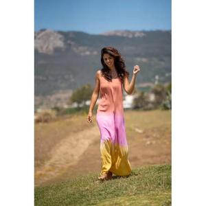 ความสง่างามด้วยชุดเดรสยาวแบบไล่เฉดสีสันสดใส ผสมผสานสีพีชอุ่นๆ สีม่วงอ่อน และสีเหลืองทอง ให้ลุคสดใสแบบโดนจูบแสงอาทิตย์ - Product Image 2