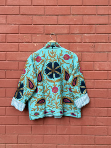 เสื้อแจ็คเก็ตซูซานีสีฟ้าพรีเมียมสำหรับผู้หญิง งานปักลายดอกไม้ทำมือ สไตล์โบฮีเมียน เสื้อคลุมดีไซน์เนอร์ขายส่ง - Product Image 4