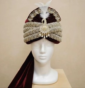 Turban de marié de luxe fait main en velours bordeaux royal avec broderie Zardosi complexe et Kalgi Paugri en or motif paon pour mariage - Product Image 6