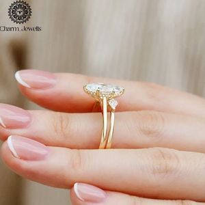 Bague de fiançailles classique pour femme Charm_Jewells en argent plaqué or jaune avec moissanite taille coussin et sertissage à griffes - Product Image 5