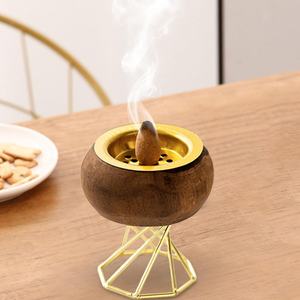 Encensoir contemporain en bois naturel Oud avec base décorative en métal doré pour la fragrance d'intérieur et la méditation - Product Image 4
