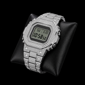 Montre Homme Argentée avec Affichage Numérique et Boîtier Sertie de Pierres Scintillantes – Montre de Luxe Tendance Style Urbain Moderne - Product Image 3