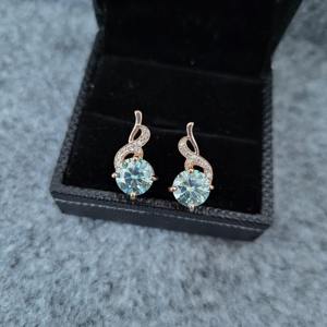 Boucles d'oreilles en moissanite de couleur bleu-vert, taille brillant rond, fabriquées en argent 925 par un fabricant de bijoux indien - Product Image 3