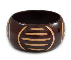 Brazaletes de madera tallados Heritage, madera de grano Natural con patrones tradicionales detallados para accesorios de moda para mujer - Product Image 5