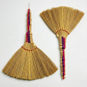 Mini Escoba Ecológica, Duradera, Clásica, Hecha a Mano con Material Natural de Plantas, Cerdas de Fibra de Palma sin Aditivos, Mango de Bambú, para Pisos y Exteriores - Product Image 1