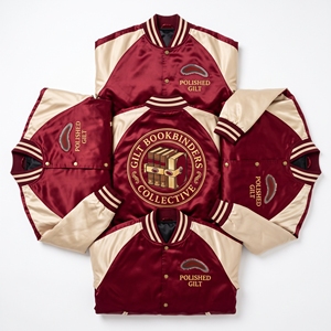 Blouson Bomber en Satin Marron Crème à Manches Raglan et Boutons-Pression, Broderie Graphique au Dos, Style Universitaire, Vente en Gros - Product Image 1