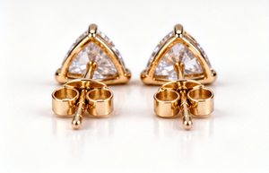 Boucles d'oreilles clous en or massif 18 carats certifiées IGI, taille triangle, sertissage griffe, 0,52g, luxe, pour femme, idéales pour les soirées - Product Image 3
