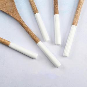 Ensemble de couverts en bois de haute qualité avec élégantes poignées en os blanc, parfait pour les mariages, les dîners élégants et les occasions spéciales - Product Image 3