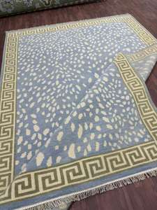 Alfombra de Lana Azul Claro con Borde de Llave Griega para Hombre: Tejida a Mano con Nudos y Puntos Abstractos, Bordado Abstracto para Sala de Estar 1 Q - Product Image 2