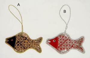 Belle conception de broderie Zari dorée avec travail de perles sur ornement suspendu en forme de coeur pour la maison et la décoration de fête de Noël - Product Image 6