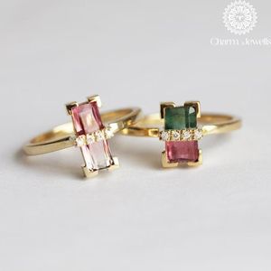 Bague de fiançailles classique pour femme en or rose plaqué or 18 carats avec moissanite taille coussin et sertissage à griffes - Product Image 1