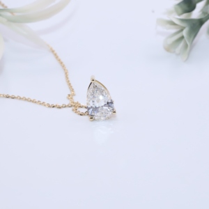 Collier Pendentif Solitaire en Or Jaune Massif de Luxe, Coupe Poire, Ornement de Laboratoire, Chaîne Câble Flottante Minimaliste, Bijoux Fins Personnalisés pour Mariage - Product Image 1