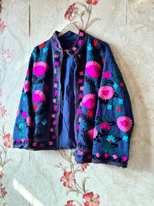 Veste en tissu Kantha faite à la main avec broderie Suzani, manches longues, vêtements ethniques de boutique pour femmes, à porter au quotidien - Product Image 3