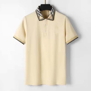 Polo de manga corta negro para hombre con cuello y puños con estampado dorado, estilo casual de punto. - Product Image 4
