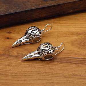 Boucles d'oreilles Crâne de Corbeau, Bijoux Gothiques Oiseaux, Pendantes Corbeau Argentées et Dorées, Style Sorcière, Cadeau d'Halloween - Product Image 5