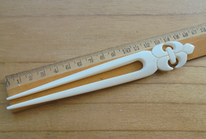 Épingle à cheveux en os sculpté de qualité supérieure |   Accessoire élégant pour chignon, artisanat naturel - Product Image 3