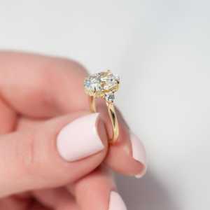 Anillo de compromiso de oro macizo de 14k con diamante cultivado en laboratorio certificado por IGI para mujer, engaste de puntas, corte ovalado y redondo, anillo de tres piedras. - Product Image 4