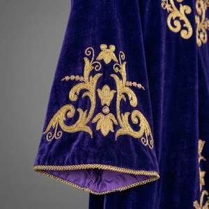 Tunique de cérémonie de luxe en velours violet, broderie en fils d'or, robe royale, robe de mariée artisanale Zardozi, robe de couronnement - Product Image 3
