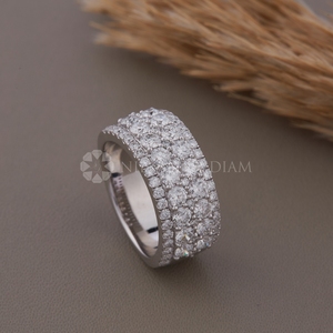 Bague éternelle en or blanc avec diamants ronds de laboratoire, design tendance, pour femmes, provenant d'un fournisseur indien. - Product Image 1
