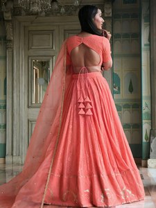 Robe de demoiselle d'honneur en organza corail avec perles, taille empire, col rond, manches longues, longueur au sol, style classique - Product Image 4